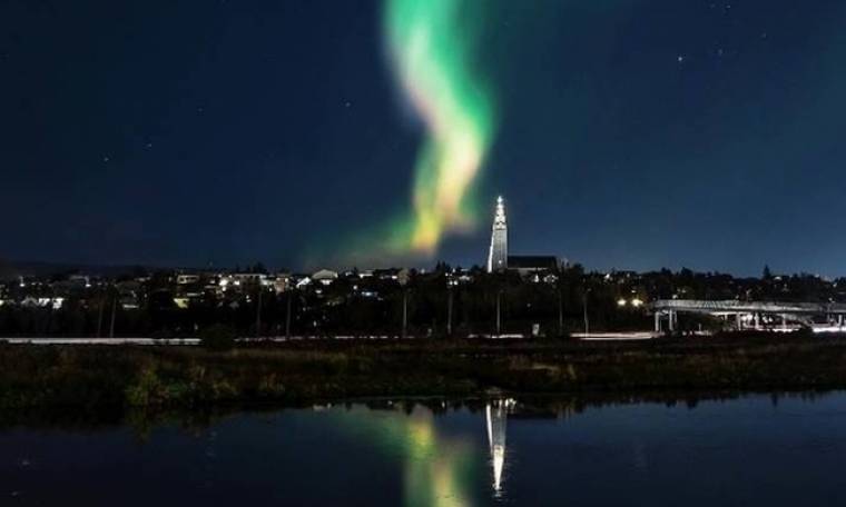 Aurora borealis: Το Ρέικιαβικ έσβησε τα φώτα για να απολαύσει το θέαμα (pics & vid)