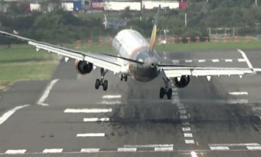 Ανώμαλη προσγείωση Airbus στο Μπέρμιγχαμ λόγω ισχυρών ανέμων (vid)