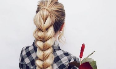 Pull through braid ponytail: Δες βήμα προς βήμα πώς θα κάνεις την πιο εντυπωσιακή πλεξούδα