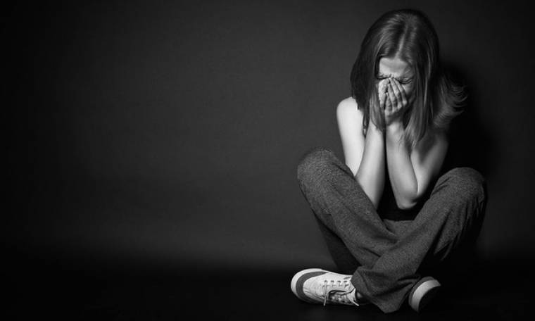 Κατάθλιψη: Πρώιμα σημάδια και συμπτώματα που δείχνουν ότι κινδυνεύετε