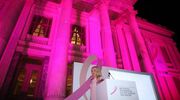 H Μενεγάκη φωταγώγησε ροζ το Δημοτικό Θέατρο Πειραιά 