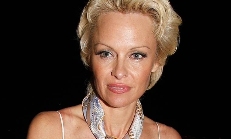 Στην Ύδρα η Pamela Anderson- Δείτε για ποια σχεδιάστρια φωτογραφίζεται