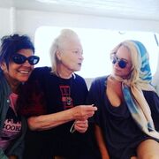  Στην Ύδρα η Pamela Anderson- Δείτε για ποια σχεδιάστρια φωτογραφίζεται