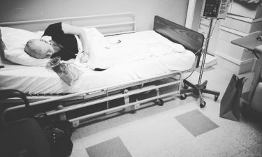 Η σοκαριστική εικόνα της ηθοποιού στο κρεβάτι του νοσοκομείου μετά την χημειοθεραπεία