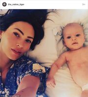 Η Megan Fox βγάζει selfie με τον 2 μηνών γιο της και «τρελαίνει» το Instagram