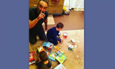 Γρηγόρης Γκουντάρας: Παίζει με τους γιους του στο σαλόνι του σπιτιού του