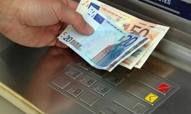 «Βόμβα» στις τσέπες μας: «Χαράτσι» σε όσους σηκώνουν χρήματα από ATM