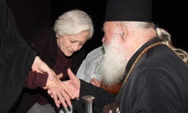 «Μάγεψε» τον Αρχιεπίσκοπο η Δέσποινα Μπεμπεδέλη