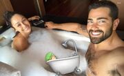 Το είδαμε κι αυτό! Ζευγάρι ηθοποιών βγάζει selfie γυμνό στην μπανιέρα του