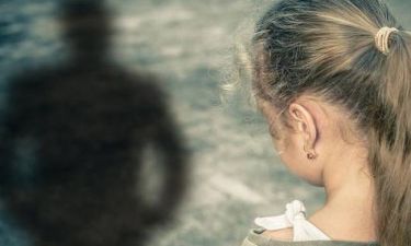 Φρίκη στα Άνω Λιόσια: Έβαλε dvd με πορνό και ασέλγησε στην 10χρονη κόρη του