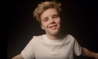 Ο Cruz Beckham, το χριστουγεννιάτικο τραγούδι και τα αδέρφια του στο video clip