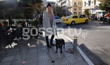 Γιάννα Πολιάκου: Βόλτα στο Κολωνάκι με τον σκύλο της