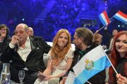 Έξαλλη πασίγνωστη τραγουδίστρια της Eurovision. Βρίζει, απειλεί και διαγράφει τους fans της