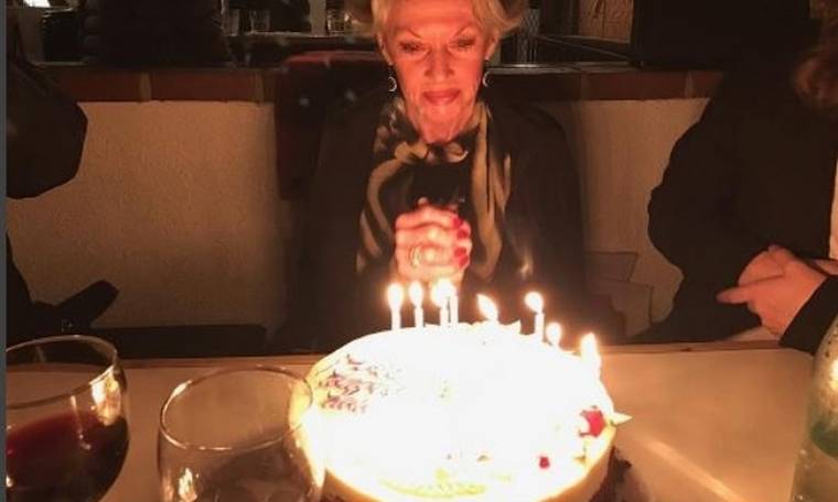 Η μητέρα πασίγνωστης ηθοποιού γιόρτασε τα 87 της χρόνια με τα εγγόνια της