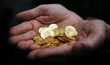 Οι Έλληνες «ξεφορτώνουν» τις... χρυσές λίρες για να πληρώσουν τα χρέη τους