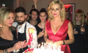 Λιβανίου: Το βαθύ ντεκολτέ, το sexy φόρεμα και τα κεράκια που αποκάλυψαν την πραγματική ηλικία της!