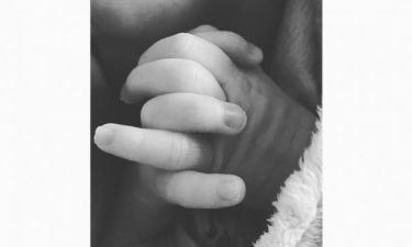 Γνωστό ζευγάρι ένα μήνα μετά τη γέννηση του γιου του, δημοσίευσε την πρώτη του φωτογραφία