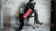 Σάλος με την καμπάνια του Yves Saint Laurent. Κατηγορείται ότι… προωθεί τον βιασμό