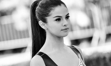 H Selena Gomez φόρεσε ένα συνηθισμένο ρούχο με τον πιο ασυνήθιστο τρόπο