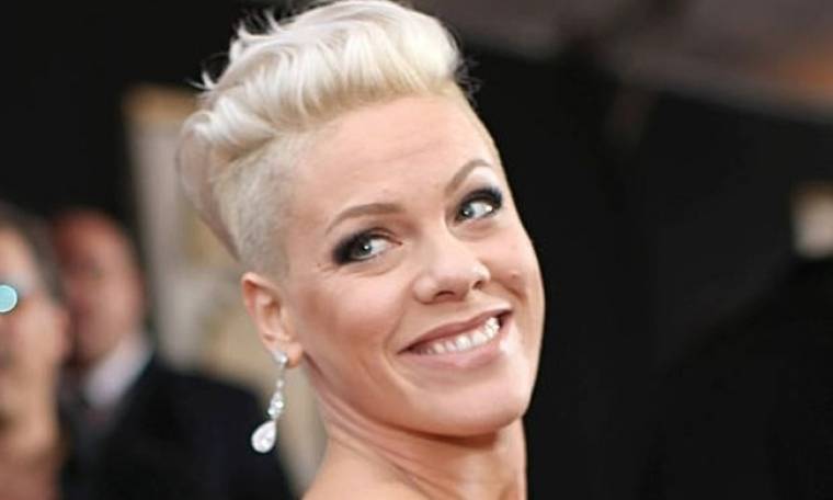 Pink... hair don’t care: Η διάσημη τραγουδίστρια έβαψε και πάλι τα μαλλιά της ροζ