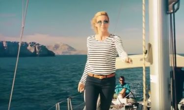 Γιάννα Νταρίλη: Διαφημίζει την Ελλάδα με ένα ιστιοφόρο