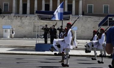25η Μαρτίου - Παρέλαση: «Σείστηκε» η Αθήνα με τους Εύζωνες (vid)