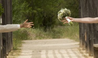 Ζευγάρι της ελληνικής showbiz αναβάλλει το γάμο του - Τι συνέβη;