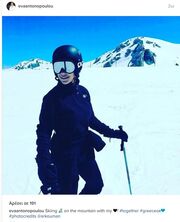 Ελληνίδα παρουσιάστρια δελτίου ειδήσεων απολαμβάνει το Σάββατό της κάνοντας σκι 