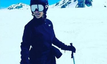 Ελληνίδα παρουσιάστρια δελτίου ειδήσεων απολαμβάνει το Σάββατό της κάνοντας σκι