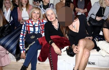 Ελληνίδα σεξοβόμβα ποζάρει με την αδελφή και τη μητέρα της
