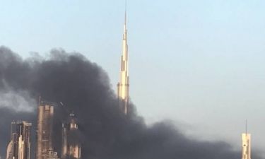Πυκνός καπνός «τύλιξε» το Burj Khalifa στο Ντουμπάι (pics&vids)