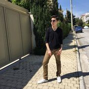 Ποζάρει σαν μοντέλο ο γιος Ελληνίδας τραγουδίστριας