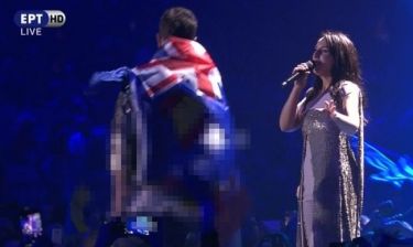 Eurovision 2017: Απίστευτο! Ανέβηκε στη σκηνή και κατέβασε το παντελόνι του