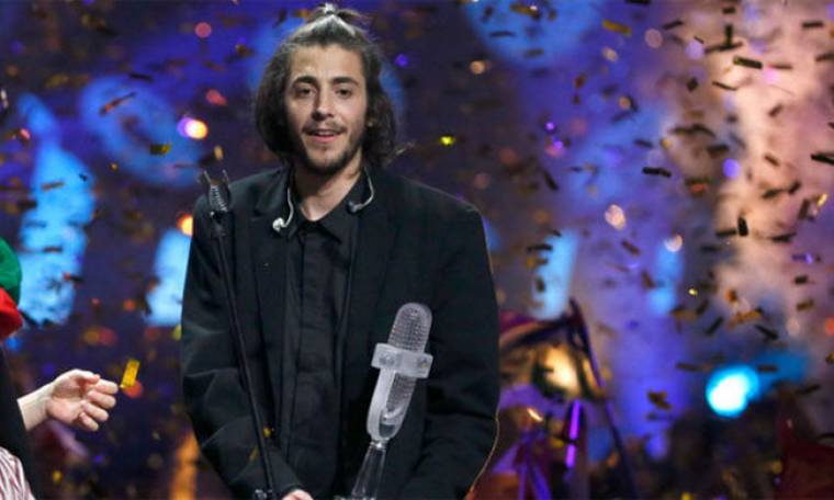 Eurovision 2017: Αυτός είναι ο λόγος που ο νικητής φόρεσε μεγαλύτερο από το νούμερο του σακάκι