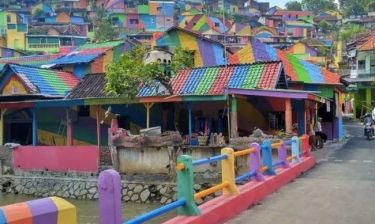 Το πολύχρωμο χωριό της Ινδονησίας που συρρέουν πλήθος επισκεπτών (pic)