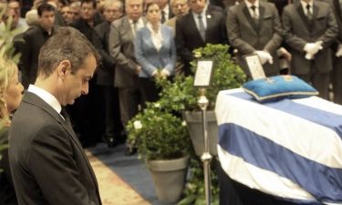 Μητσοτάκης κηδεία: Συντετριμμένος ο Κυριάκος αποχαιρετά τον πατέρα του, Κωνσταντίνο Μητσοτάκη (vid)