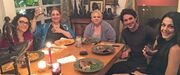 O Τέο Πένγκλις μαγείρεψε αρνάκι και θαλασσινά για Έλληνες φίλους στο σπίτι του στο L.A.