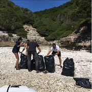 Η κόρη του Will Smith μάζεψε τα σκουπίδια από παραλία στους Αντίπαξους 