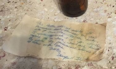 Βρήκε μήνυμα σε μπουκάλι μετά από 36 χρόνια και εντόπισε τον αποστολέα μέσω facebook