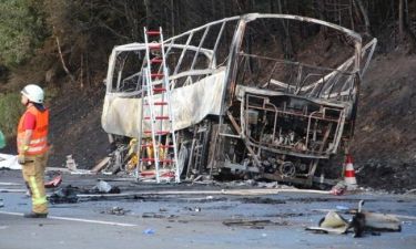 Τραγωδία στη Γερμανία: Ανατράπηκε λεωφορείο - Τουλάχιστον 18 αγνοούμενοι (Pics+Vid)