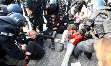Χάος στο Αμβούργο - «Όμηρος» διαδηλωτών η Μελάνια Τραμπ - Ζητούν άμεσα ενισχύσεις