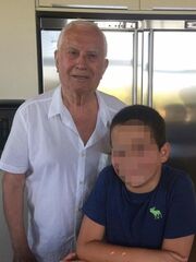 Δείτε τον Νίκο Ξανθόπουλο στα 83 του να ποζάρει με τον εγγονό του, Νικόλα