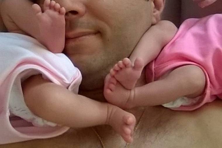 Δημοσιογράφος του ΑΝΤ1 ποζάρει με τις δίδυμες νεογέννητες κόρες του