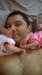 Δημοσιογράφος του ΑΝΤ1 ποζάρει με τις δίδυμες νεογέννητες κόρες του