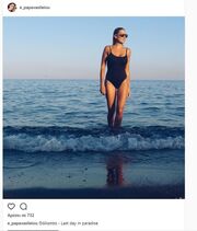 Η Έλενα Παπαβασιλείου ποζάρει με μαγιό σε παραλία της Σαντορίνης  κι προκαλεί «αναστάτωση»