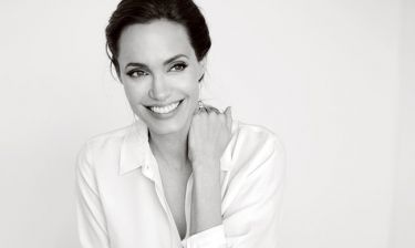 Η Angelina Jolie σε μία «no bra» εμφάνιση και άκρως ανανεωμένη