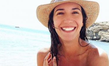 Η Ελένη Βαΐτσου απολαμβάνει το καρπούζι της στην παραλία