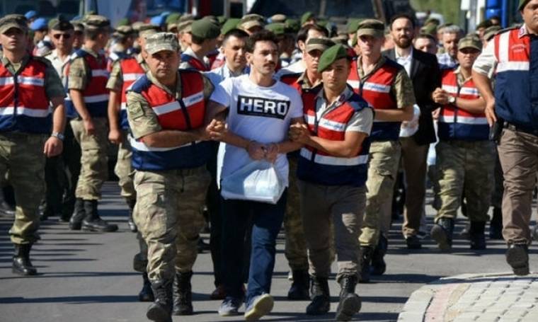Γιατί στην Τουρκία συλλαμβάνονται όσοι φορούν μπλουζάκι με τη λέξη «ήρωας»;