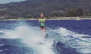 Η Φαίη Σκορδά κάνει θαλάσσιο σκι και εντυπωσιάζει!