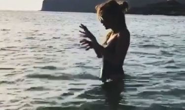 Δέσποινα Βανδή: Το κυνηγητό με το γιο της στη θάλασσα και το σέξι ολόσωμο μαγιό της